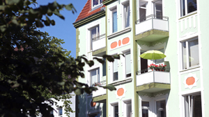 Foto Haus Balkon Fassade Fenster Immobilie renovieren sanieren modernisieren RKS Real-Estate GmbH Hannover